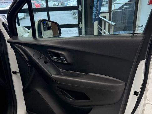 Used 2019 Chevrolet Trax LT w/ LT Convenience Package image 16