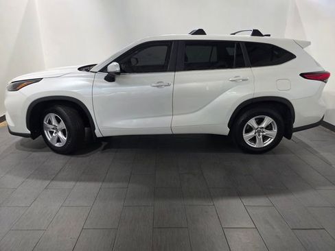 Used 2023 Toyota Highlander L FWD image 2