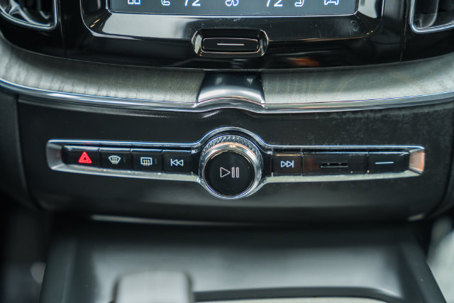 Certified 2025 Volvo XC60 B5 Plus w/ Climate Package AWD/4WD image 24