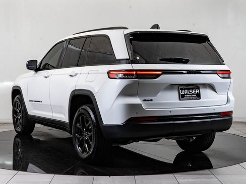 Used 2024 Jeep Grand Cherokee Altitude image 6