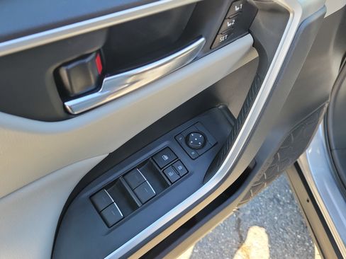 Used 2022 Toyota RAV4 XLE Premium image 20