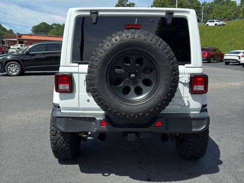 Used 2019 Jeep Wrangler Unlimited Sahara w/ Cold Weather Group AWD/4WD image 17