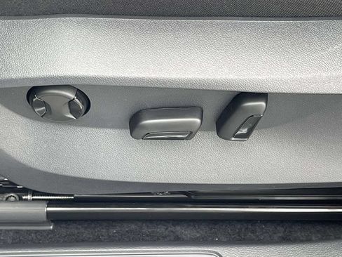 New 2026 Volkswagen Taos SE FWD image 16