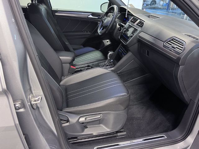 Certified 2022 Volkswagen Tiguan SE R-Line FWD image 11