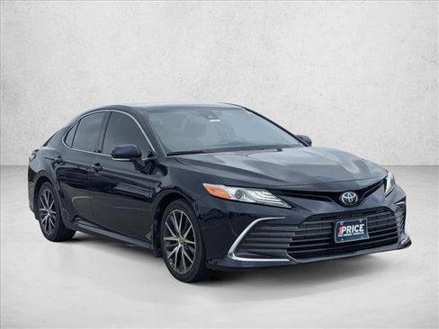 Used 2022 Toyota Camry XLE FWD image 3