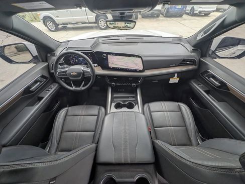 Used 2025 Chevrolet Suburban High Country RWD image 9