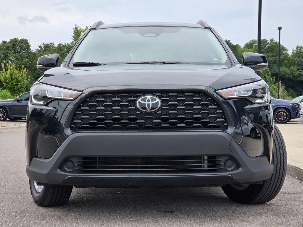 Used 2025 Toyota Corolla Cross LE FWD image 3