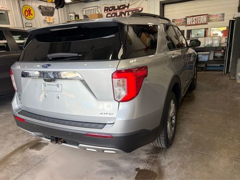 Used 2023 Ford Explorer XLT w/ Equipment Group 202A AWD/4WD image 5