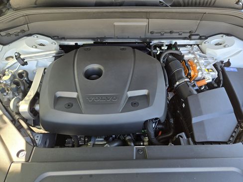 Certified 2025 Volvo XC90 T8 Plus w/ Protection Package Premier image 44