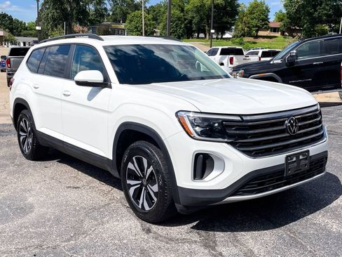 Used 2024 Volkswagen Atlas SE FWD image 2