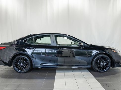 Used 2025 Toyota Camry SE AWD/4WD image 3