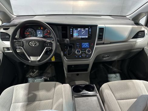 Used 2015 Toyota Sienna LE image 7