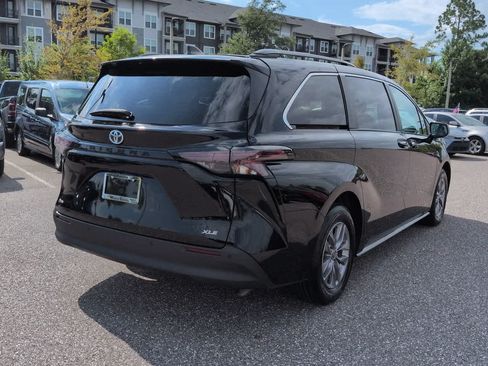 Used 2025 Toyota Sienna XLE FWD image 6