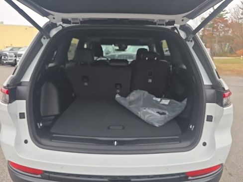 New 2025 Jeep Grand Cherokee Altitude image 14