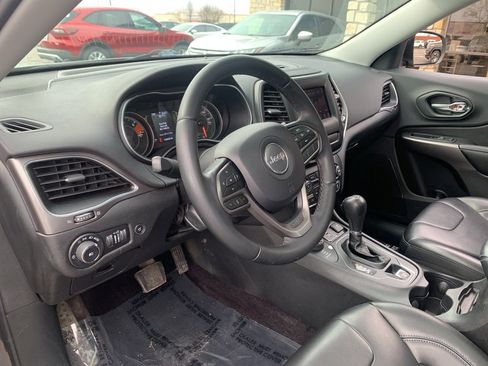 Used 2019 Jeep Cherokee Latitude Plus w/ Comfort/Convenience Group image 19