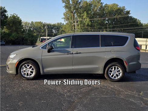 Used 2025 Chrysler Pacifica Select FWD image 10