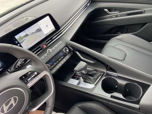 Used 2025 Hyundai Elantra Limited FWD image 28