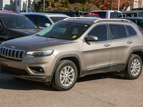 Used 2019 Jeep Cherokee Latitude w/ Popular Appearance Group image 9
