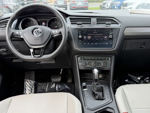 Used 2020 Volkswagen Tiguan SE w/ Panoramic Sunroof Package image 24