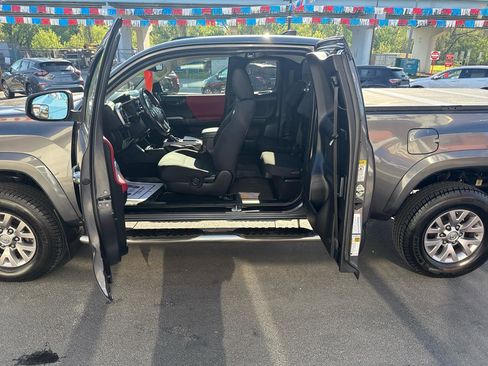 Used 2016 Toyota Tacoma SR5 w/ SR5 Appearance Package (SN) image 25