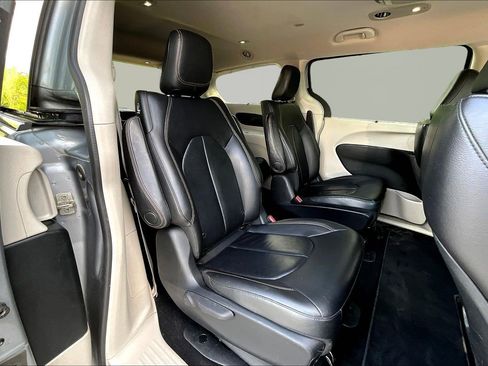 Used 2018 Chrysler Pacifica Touring-L FWD image 23