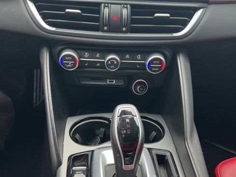 Used 2022 Alfa Romeo Giulia Veloce image 13