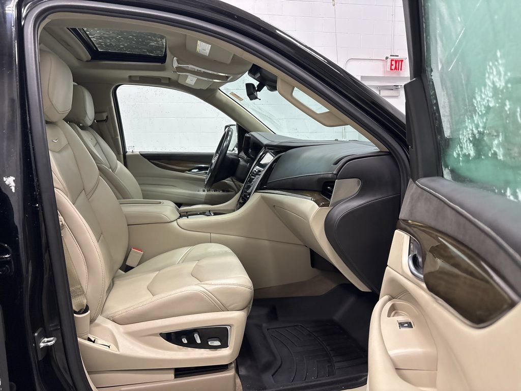Used 2020 Cadillac Escalade Premium Luxury AWD/4WD image 32
