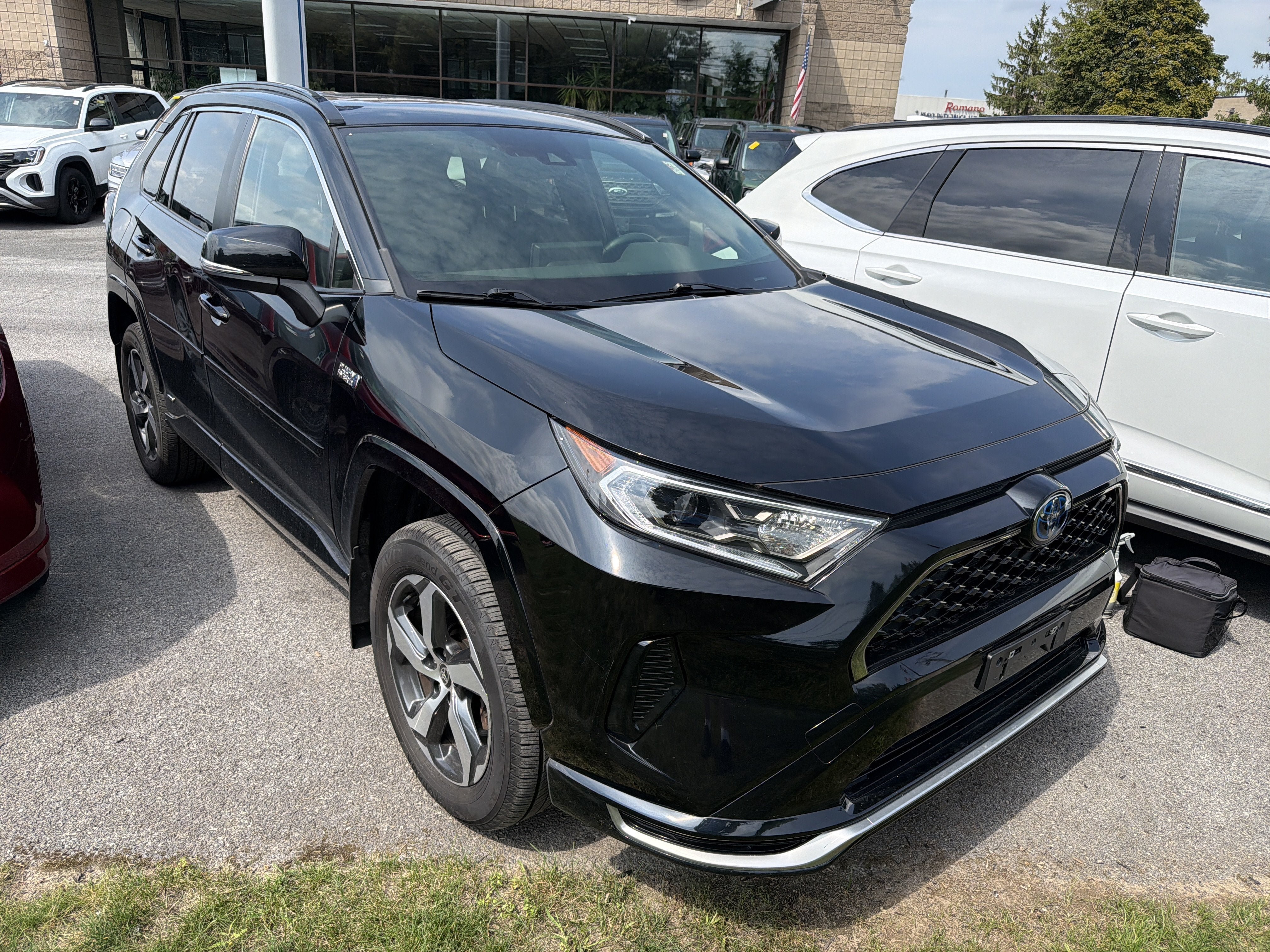 Used 2021 Toyota RAV4 SE w/ Weather & Moonroof Package AWD/4WD image 2