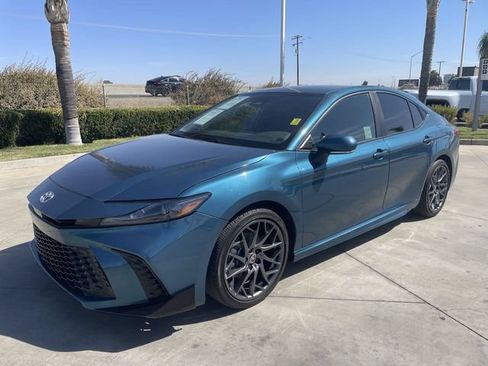 Used 2025 Toyota Camry SE FWD image 4