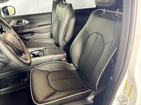 New 2026 Chrysler Pacifica Limited image 11