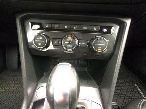 Used 2020 Volkswagen Tiguan SE image 38