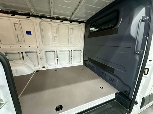 Used 2025 Mercedes-Benz Sprinter 2500 image 26
