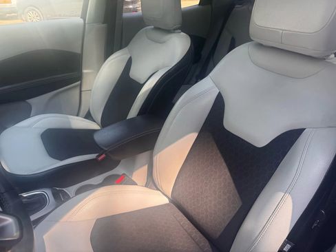 Used 2019 Jeep Compass Latitude FWD image 17