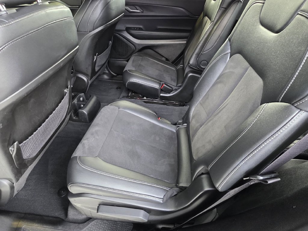 Used 2025 Jeep Grand Cherokee L Altitude RWD image 10