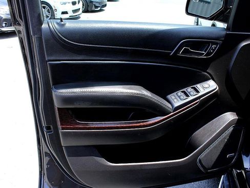 Used 2017 GMC Yukon XL SLE w/ SLE Value Package image 6