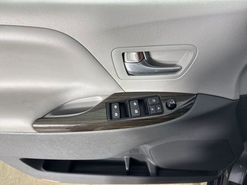 Used 2017 Toyota Sienna XLE image 20