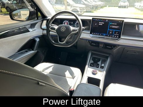 Certified 2025 Volkswagen Tiguan SE FWD image 9