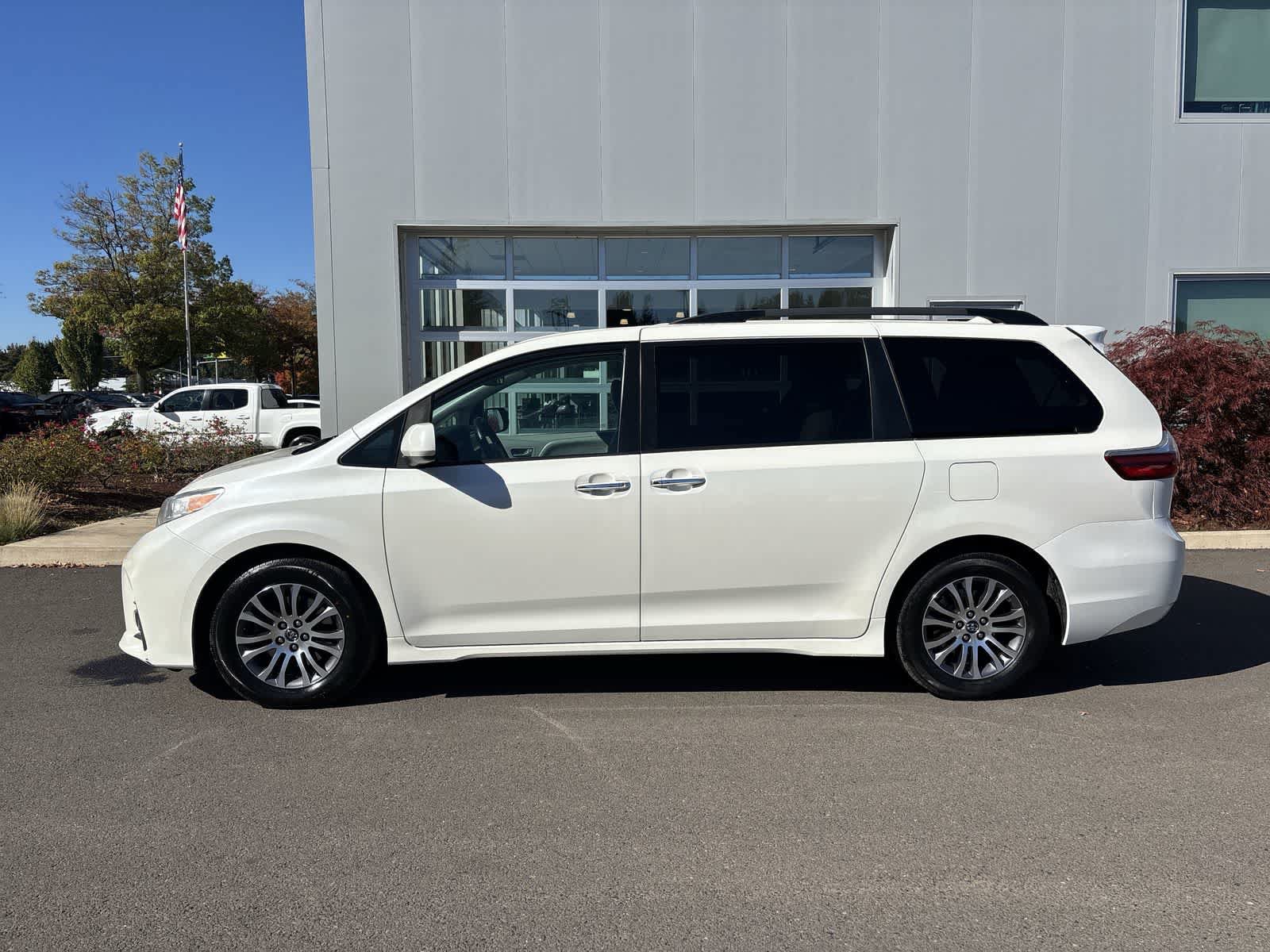 Used 2020 Toyota Sienna XLE FWD image 2