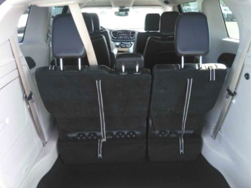 Used 2023 Chrysler Pacifica Touring-L FWD image 4