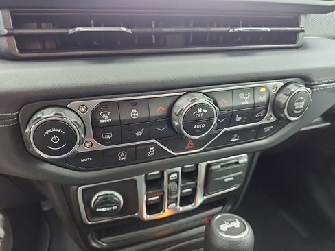 Used 2025 Jeep Wrangler Unlimited Sahara AWD/4WD image 22