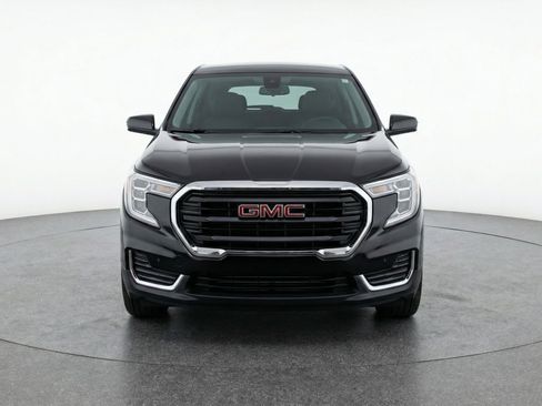Used 2024 GMC Terrain SLE image 2