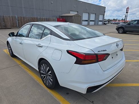 Used 2025 Nissan Altima 2.5 SV FWD image 8