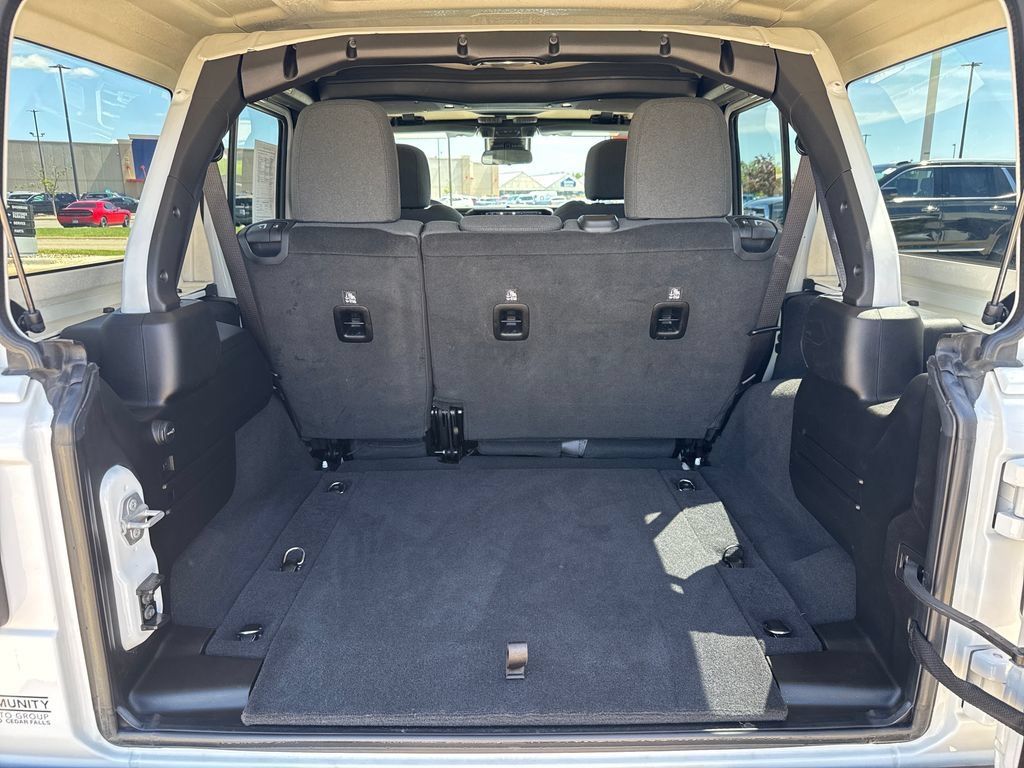 Used 2025 Jeep Wrangler Unlimited Sahara AWD/4WD image 31
