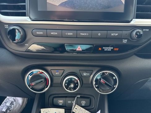 Certified 2025 Hyundai Venue SE image 27