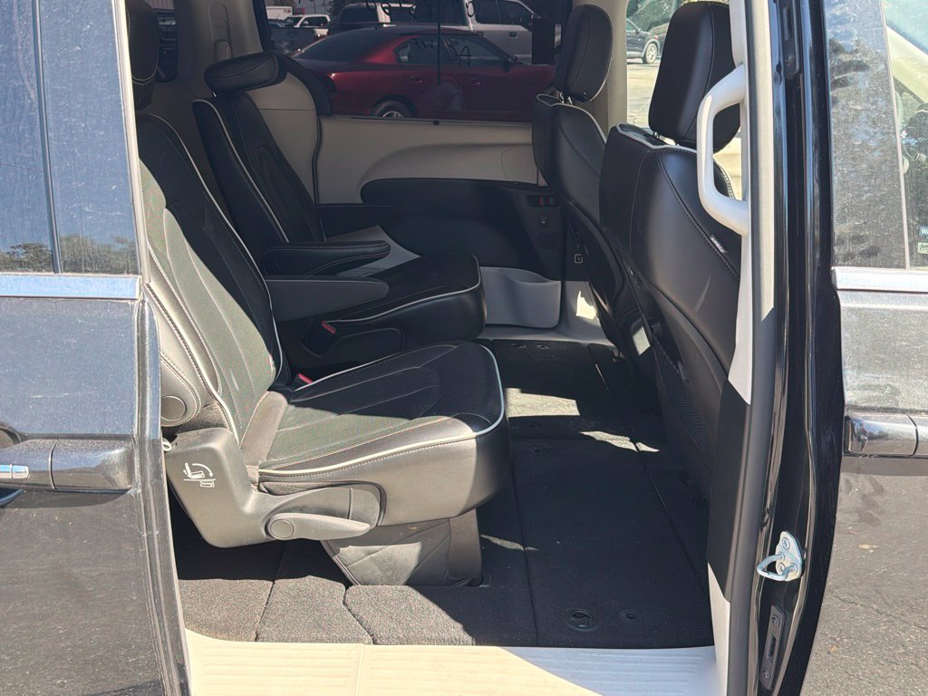 Used 2023 Chrysler Pacifica Limited FWD image 19