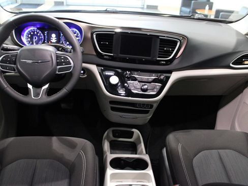 Used 2023 Chrysler Voyager LX FWD image 7