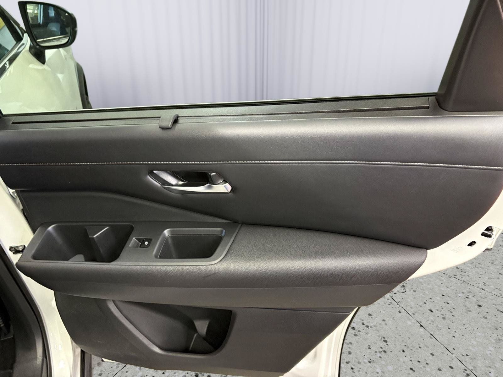 Used 2024 Nissan Pathfinder SL AWD/4WD image 17