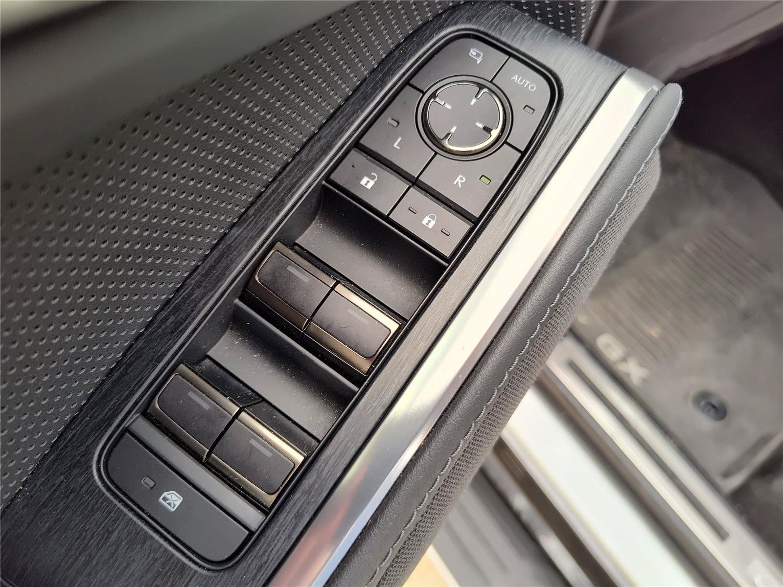 Used 2024 Lexus GX 550 w/ Accessory Package (Z1) AWD/4WD image 17
