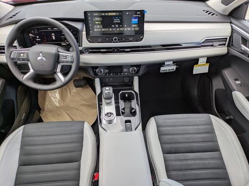 New 2025 Mitsubishi Outlander SE image 15