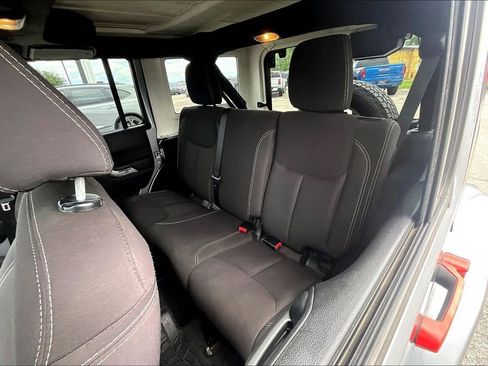 Used 2015 Jeep Wrangler Unlimited Sahara w/ Connectivity Group AWD/4WD image 35